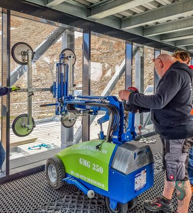 Formación impartida por Heavydrive sobre el equipo de montaje de vidrio GMG 350 para garantizar un uso seguro y eficiente a 3.200 metros de altura en Kaunertal (Austria).