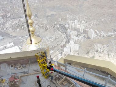 Heavydrive colaboró en los trabajos de montaje de la Torre del Reloj de La Meca, uno de los edificios más conocidos de Arabia Saudí, con una tecnología de elevación especializada. Derechos de imagen: Heavydrive.com
