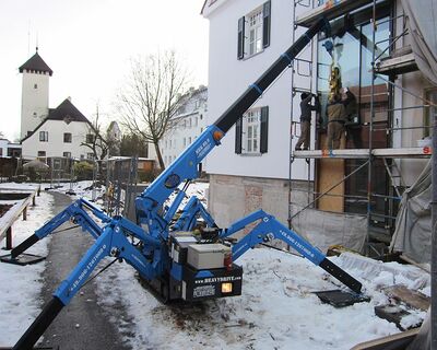 Beispiel einer Verglasung hinter Gerüst mit eine Minikran