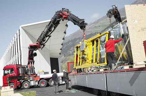 Descarga de una mega placa con sistema de succión al vacío desde un camión
