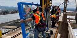 Traslado de pesados elementos de vidrio en la Torre de Montreal con carros transportadores de vidrios HDL de Heavydrive. Derechos de imagen: Techniverre + Inc