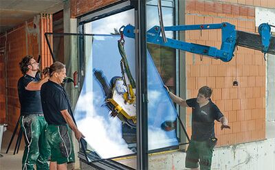 Beispiel einer Verglasung von Außen nach innen mit einem Minikran