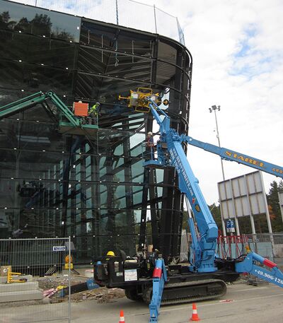 Beispiel einer Verglasung einer Schrägfassade mit Minikran und Manipulator