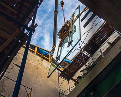 Beispiel einer Oben-nach-unten-Verglasung mit einer Sauganlage am Minkran hängend