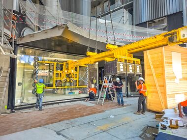 Posicionamiento y montaje precisos de un panel de vidrio cóncavo bajo un voladizo del edificio Derechos de imagen: Heavydrive.com