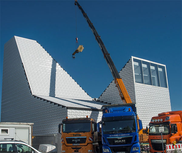 Transporte del sistema Heavydrive sobre la iglesia