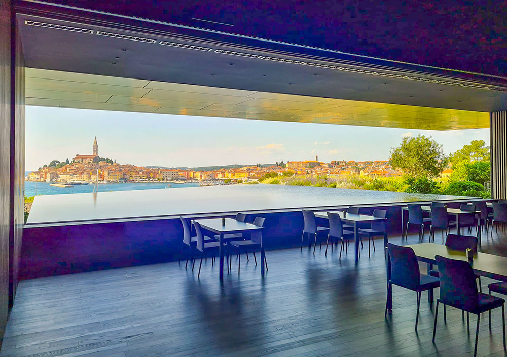 Impresionante vista a través del parabrisas colocado por Heavydrive desde el Grand Park Hotel de Rovinj