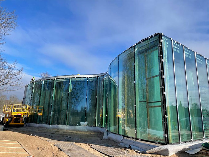 Instalación de la fachada de la Biblioteca Galinciems en Ventspils (Letonia) con el sistema de aspiración Heavydrive VSG 1500 KR MH para cristales curvos