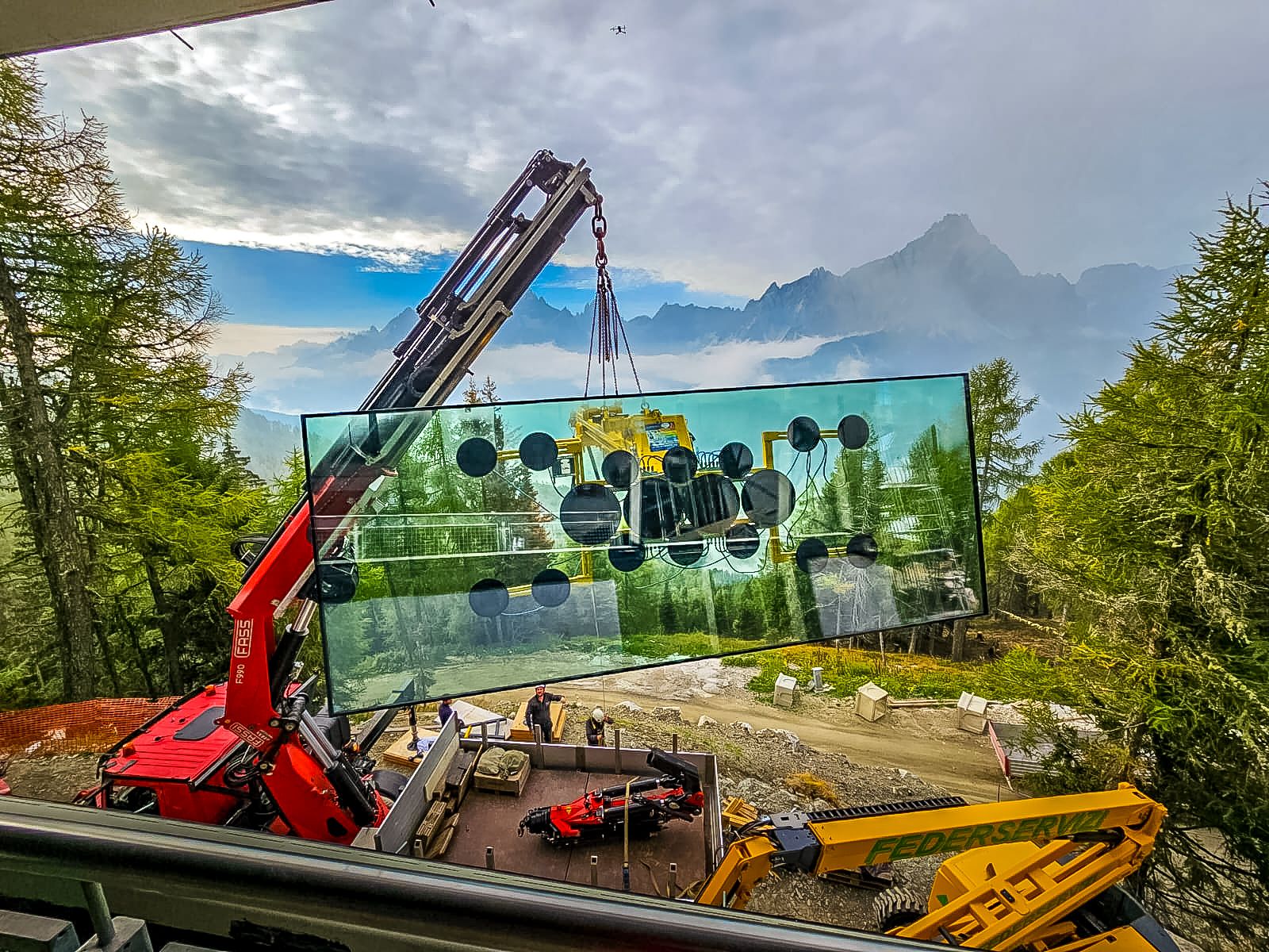 Los sistemas Heavydrive elevan el cristal en la fachada inclinada Impresionante panorama al fondo