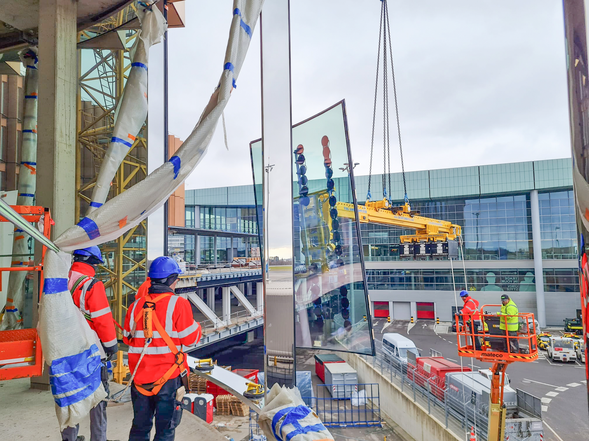 Instalación de elementos curvos de fachada en el Skypark Business Centre Luxembourg