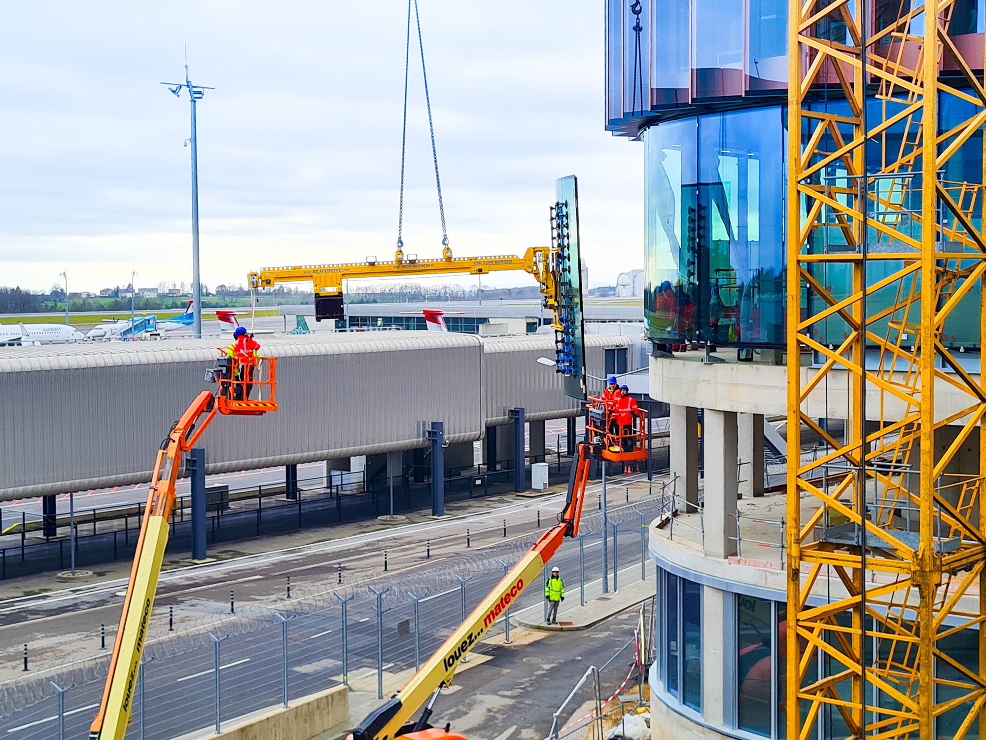 Instalación de elementos curvos de fachada en el Skypark Business Centre Luxembourg