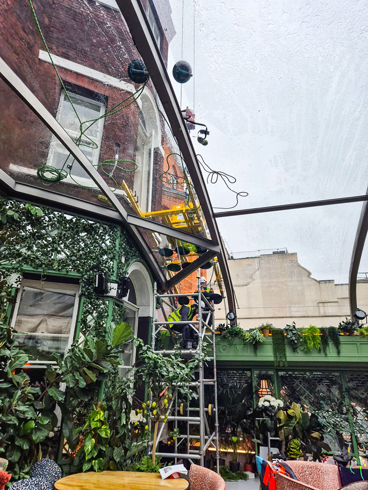 Colocación precisa del elemento de vidrio.