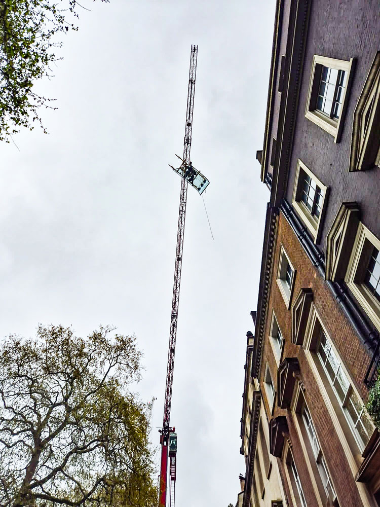 El sistema de succión al vacío VSG 750 KRQ con placa de vidrio se coloca mediante una grúa.