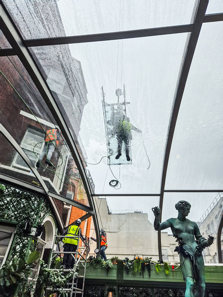 El cristal se coloca en su lugar.