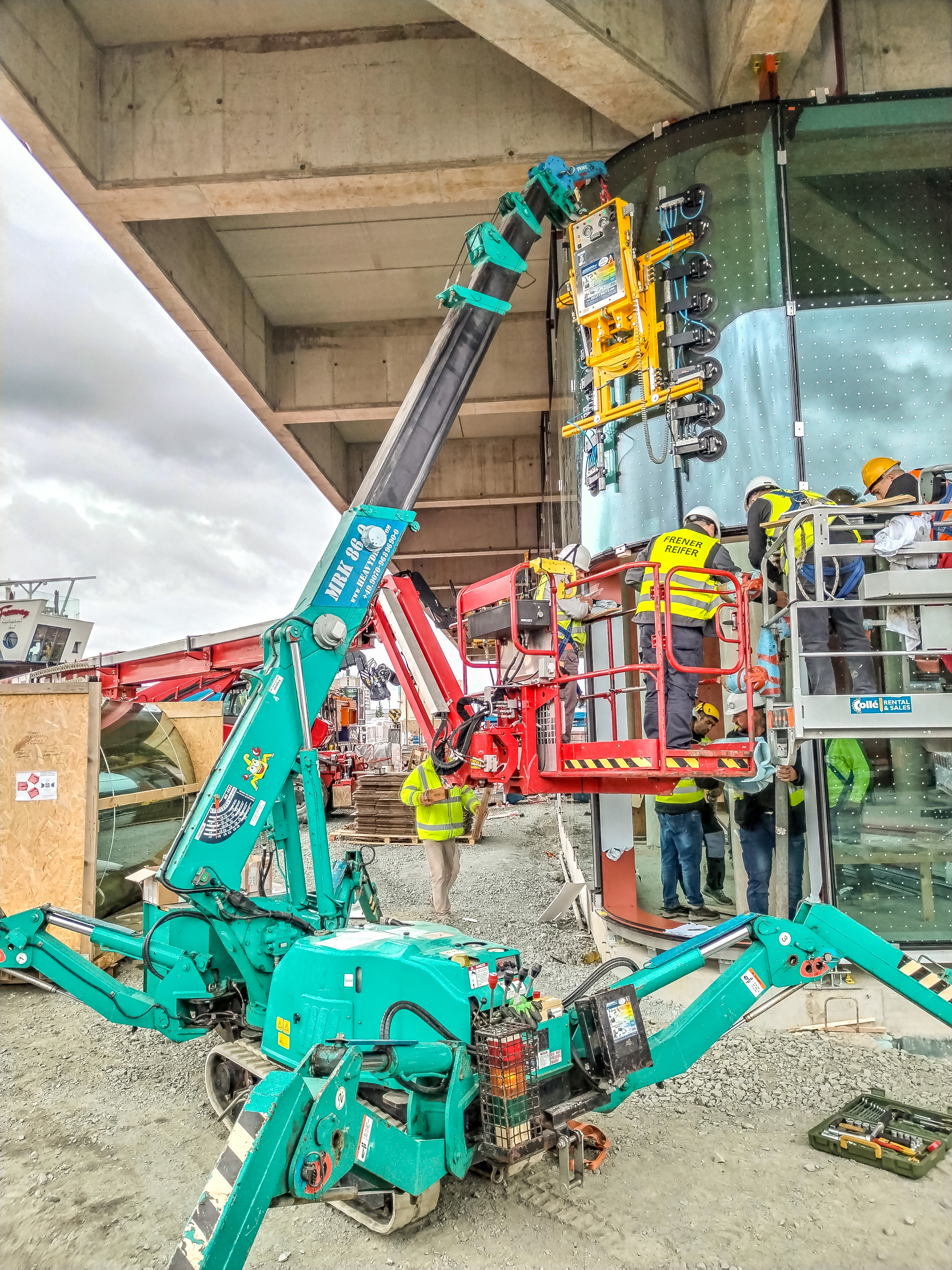 Elevación de precisión milimétrica de los elementos de vidrio curvos de la entrada principal con ayuda de la MRK 86.0 y el VSG 400 KR Derechos de imagen: Heavydrive.com