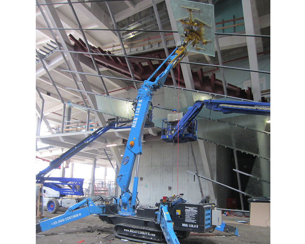  | Montaje de una fachada inclinada con minigrúa y manipulador