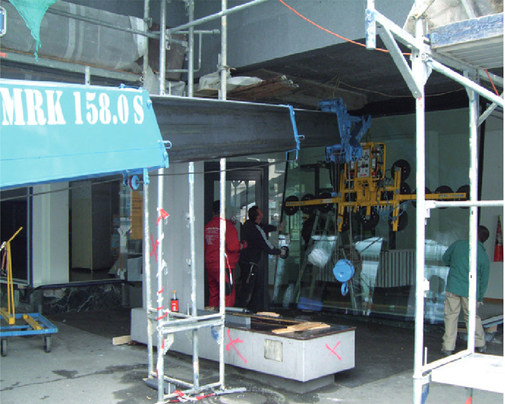 Montaje detrás de columnas con minigrúa | Montaje detrás de columnas con minigrúa