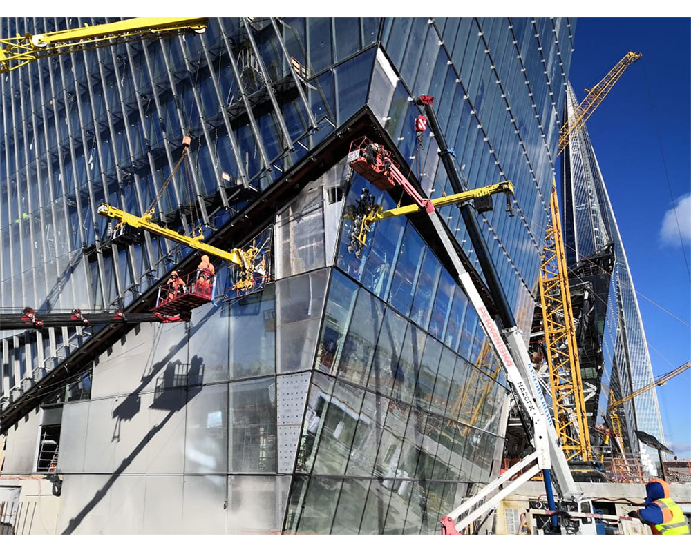  | Montaje bajo saliente con minigrúa. Travesaño de contrapeso y sistema de ventosas de vacío